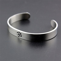 Bracelet Manchette Homme Personnalisé en Acier Inoxydable Prénom Gravé Lettre Arabe Islamique Musulman Vintage Argent Mat pour Cadeau