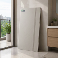 Panneau de plafond en PVC à bon prix pour plafond intérieur, pour la décoration de la maison et l'utilisation industrielle, résistant à l'humidité et au vieillissement.