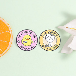Divertido Set de Broches Esmaltados de Pato Español con Frases: 'Me canso de ser buena persona' para Decoración de Mochilas - Product Image 1