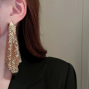 Nuevo 2024 moda mujer plata aguja triángulo lentejuelas Irregular exagerado una pieza estilo Metal pendientes - Product Image 1