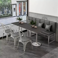 Ensemble de meubles de restaurant moderne, tables carrées en marbre avec pieds en métal argenté, chaises de café en cuir pour usage commercial