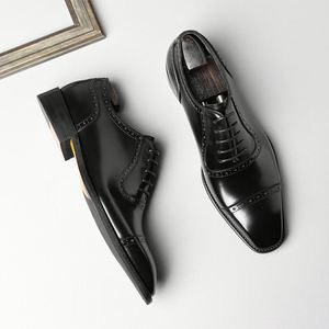 Chaussons pour hommes en cuir véritable faits à la main, personnalisés, élégants et à pompons, pour les occasions décontractées et professionnelles - Product Image 1