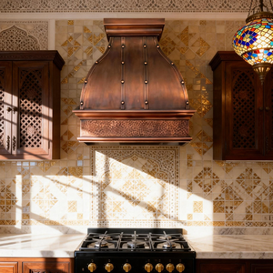 Lüks El Yapımı 16 Kalibre Çan Şeklinde Bakır Davlumbaz, Çekiçle İşlenmiş Önlük ve Antik Patina ile Mimari Villa Mutfakları İçin - Product Image 5