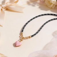 Collier réglable avec pendentif cœur en acrylique, cordon tressé coloré, breloque tissée pour sac
