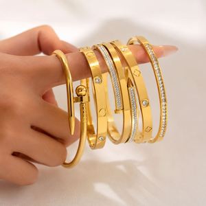 Bracelet en acier inoxydable 316L plaqué or 18 carats PVD |   Bracelet pour femme imperméable et résistant au ternissement |   Bijoux haut de gamme fabriqués aux États-Unis - Product Image 3
