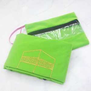 Alfombra de oración musulmana plegable de terciopelo holandés antideslizante con diseño de la Kaaba y kit religioso Tasbih - Product Image 1