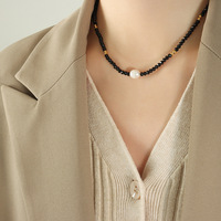 Collier en chaîne de perles de verre noir et perle d'eau douce unique en acier inoxydable plaqué or 18 carats personnalisé en gros pour femmes