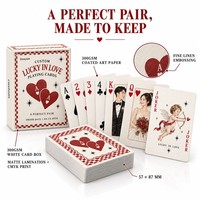Cartes à jouer personnalisées « Lucky in Love » avec un design rétro d'as de cœur et des portraits de couple personnalisés pour les cadeaux de mariage