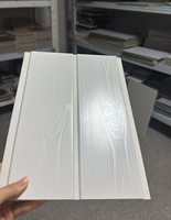 Panneaux de plafond en PVC blanc à rainures moyennes de bonne qualité, très demandés, pour la décoration intérieure