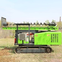 Machine de pose de poteaux solaires de couleur verte, optimisée pour l'alignement des structures de montage photovoltaïque