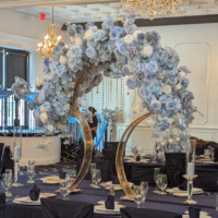 Arche de fleurs bleues et blanches, fleurs pour allée de mariage, guirlande de fleurs pour table de mariage, chemin de table, centre de table