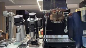 Máquina de Espresso Semiautomática de Doble Caldera Serie DATA con Bomba de Engranajes y Función de Ajuste de Presión - Grado Profesional - Product Image 3