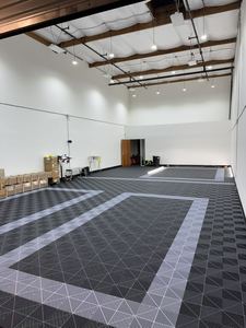 2025 bricolage Portable modulaire 400*400 <span class=keywords><strong>carreaux</strong></span> <span class=keywords><strong>de</strong></span> <span class=keywords><strong>sol</strong></span> <span class=keywords><strong>en</strong></span> <span class=keywords><strong>plastique</strong></span> PP antidérapants facile à installer pour garage ou cour - Product Image 2