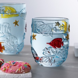 Verre à eau bleu clair peint à la main avec motif de poisson en relief, verres à boire colorés à motif monde sous-marin, tasses pour les barbecues d'été - Product Image 2