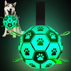 Distributori di giocattoli per cani alla rinfusa da 8 pollici con luce aggiornata nel buio pallone da calcio per cani con cinghie luminose interattive palle per cani