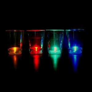Gobelets néon assortis <span class=keywords><strong>en</strong></span> <span class=keywords><strong>plastique</strong></span> <span class=keywords><strong>dur</strong></span> 2 onces Tap ON/OFF LED Shot Glass - Product Image 1