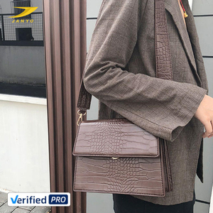 Sac à main carré rétro décontracté pour femme, personnalisé en usine, en PU gaufré effet crocodile vintage, avec large bandoulière à texture croco - Product Image 1