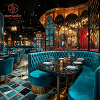 Ensemble de meubles de luxe pour café, restaurant, canapé en velours bleu incurvé, tables rondes à plateau texturé et fauteuils assortis
