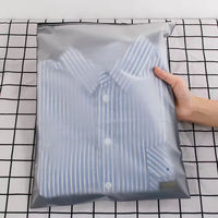 Emballage plastique refermable personnalisé en CPE mat givré avec fermeture éclair, sac à fermeture éclair avec logo pour vêtements
