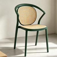 Chaise de salle à manger monobloc en plastique avec accoudoir incurvé et panneau ventilé en maille, idéale pour la maison, la cuisine, le café, les salons de thé et les espaces de loisirs – Meilleure vente