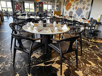Chaises de restaurant en bois massif de frêne sculptées CNC 5 axes, courbées organiquement, avec assise en cuir rembourrée, pour café et bistrot