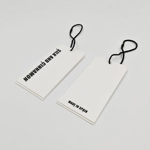 Étiquettes suspendues en papier mat écologique de qualité supérieure, étiquettes de vêtements, logo de marque personnalisé pour vêtements, sacs, chaussures - Finition gaufrée, sérigraphie - Product Image 1