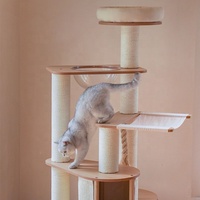 Arbre à chat moderne et écologique en peluche beige, tour d'escalade pour animaux de compagnie d'intérieur avec capsule spatiale, design de maison de luxe pour chat