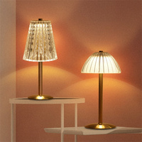 Lampe de table de luxe de Style nordique rétro atmosphère européenne décorative LED corps en fer métallique alimenté par batterie pour l'éclairage de la chambre