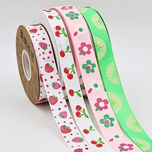 Cinta degradada multicolor con detalle impreso personalizado para un empaque de regalo festivo único - Product Image 5