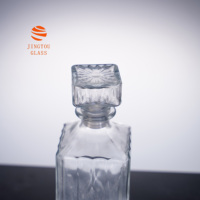 Bouteille de vin en verre gravée carrée de 850 ml, adaptée à l'emballage du brandy et du gin, vente en gros personnalisée disponible