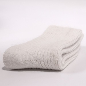 Chaussettes tricotées douces et chaudes en laine pelucheuse pour femmes et filles - Product Image 5
