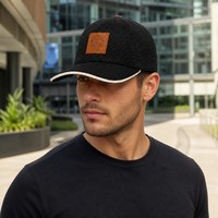Gorra de béisbol trucker premium de 5 paneles con malla completa, parche personalizado en relieve, visera curva y cierre de hebilla metálica, diseño deportivo y a la moda.