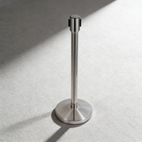 Poteau de délimitation fiable avec sangle en nylon résistante aux UV et structure en acier inoxydable anti-corrosion pour une utilisation à long terme