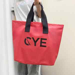 Sac de fitness de voyage en nylon imperméable de 16 pouces, sac à provisions de plage rouge avec poche à fermeture éclair, sac à main d'épicerie réutilisable pour le voyage - Product Image 1