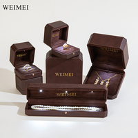 WEIMEI Boîte Lumineuse en Cuir Marron pour Emballage de Bijoux, Boîte Cadeau LED Personnalisable avec Logo pour Bijoux Fins