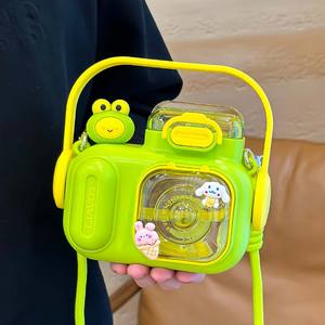 ขวดน้ำพลาสติกกันตกสำหรับเด็ก ลายการ์ตูนน่ารัก พร้อมหลอดดูด ยี่ห้อ Giavos รุ่น Plush Camera สไตล์สปริง 2024 - Product Image 2