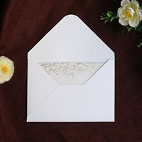 Invitation de luxe au design unique pour événements festifs, en papier blanc avec dorure à chaud, pochette en vélin et enveloppe, pour mariage et événements.