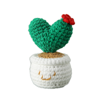 Mini arrangement de tulipes en forme d'amour fait à la main petite plante en pot ornement tricoté accessoire décoratif de bureau coeur au crochet