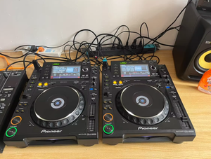 Une paire de platines Pioneer <span class=keywords><strong>CDJ</strong></span> 2000 prenant en charge les supports CD/<span class=keywords><strong>USB</strong></span> et le logiciel Rekordbox. - Product Image 4
