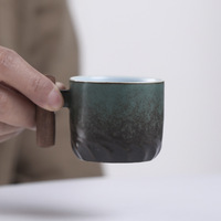 Tasse à café en grès de 70 ml avec poignée latérale, mug en céramique blanc mat avec anse en bois et base ondulée