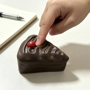 Gâteau au chocolat en tranches de 4,1 pouces, fausse cerise et fraise, accessoire de présentation de dessert, décoration alimentaire, artisanat DIY, alimentation artificielle à rebond lent - Product Image 5