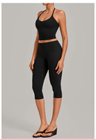 Ensemble de yoga 2 pièces pour femme : haut court à col halter et legging capri taille haute, tenue de sport douce et extensible pour la gym, la danse et l'entraînement