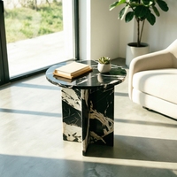 Table d'appoint géométrique moderne à base croisée en marbre Nero Marquina, idéale pour les salons contemporains et les studios d'art minimalistes
