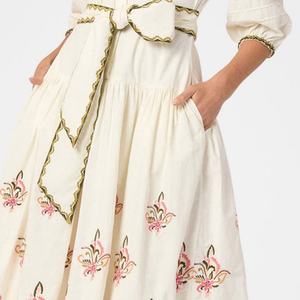 Vestido de algodón con cuello en V bordado Floral para mujer, cintura Natural, longitud Midi, botón decorativo tejido, estilo de vacaciones informal diario - Product Image 4