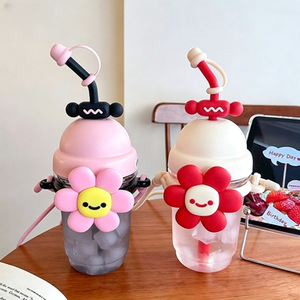 Borraccia in plastica con cannuccia in silicone a prova di perdite, decorata con fiori e sorriso, antipolvere, ideale per ragazze adolescenti e per il caffè - Articolo caldo e di tendenza - Product Image 2