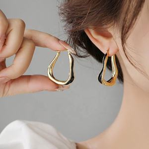 Pendientes de Botón de Cobre Dorado Geométricos de Moda para Mujer, de Alta Calidad, con Diseño Irregular de Esmalte y Goteo de Aceite, Individualizados - Product Image 1