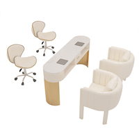 Table de manucure double poste de luxe avec plateau blanc, base en lattes de bois, 2 chaises crème dorées et étagères de rangement pour salon de manucure