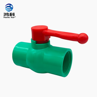 Vanne à boisseau sphérique en PVC en gros d'usine avec poignée PP rouge, vanne manuelle pour l'irrigation et l'alimentation en eau