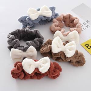 عصابة رأس كبيرة من الفانيلا المخملية رائجة البيع للفتيات، ربطة شعر ناعمة متموجة لغسل الوجه، إكسسوار شعر لطيف غير قابل للانزلاق - Product Image 3