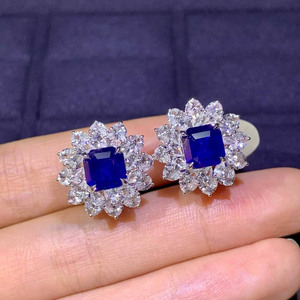 Bijoux fins, boucles d'oreilles en saphir naturel carré de 4,19 ct au total, or massif 18 carats incrusté de 48 pierres d'accentuation en saphir blanc - Product Image 3